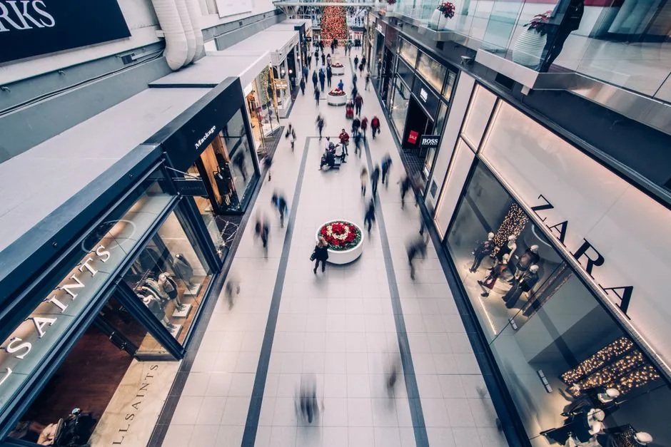 AI agent guiding an online shopper through a personalized checkout process on an agentic storefront for retail managers.