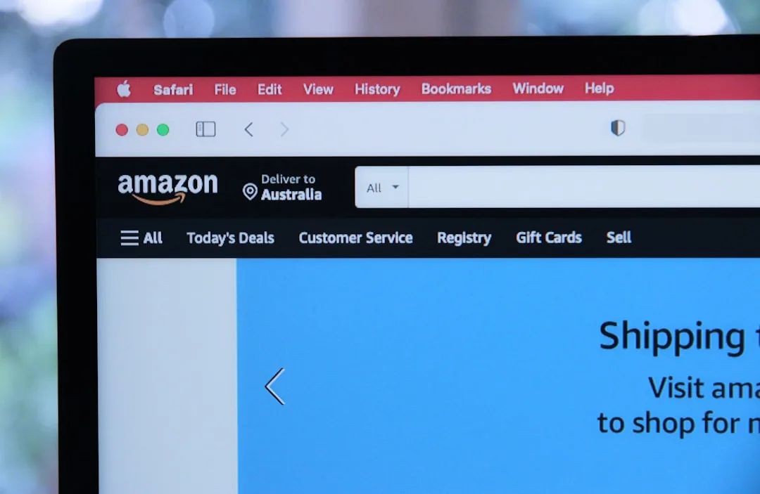 Especialista analiza el tráfico de palabras clave en Amazon en una pantalla para optimizar las ventas de su marca.