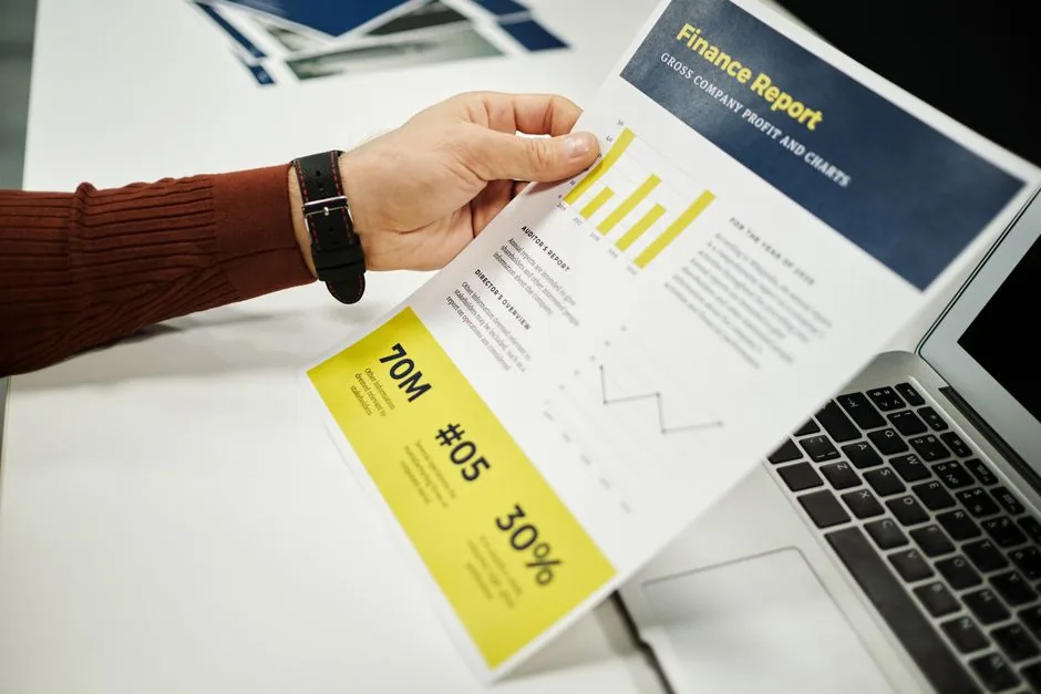 Un professionista analizza i business reports di Amazon Seller Central su uno schermo per ottimizzare le vendite e-commerce.