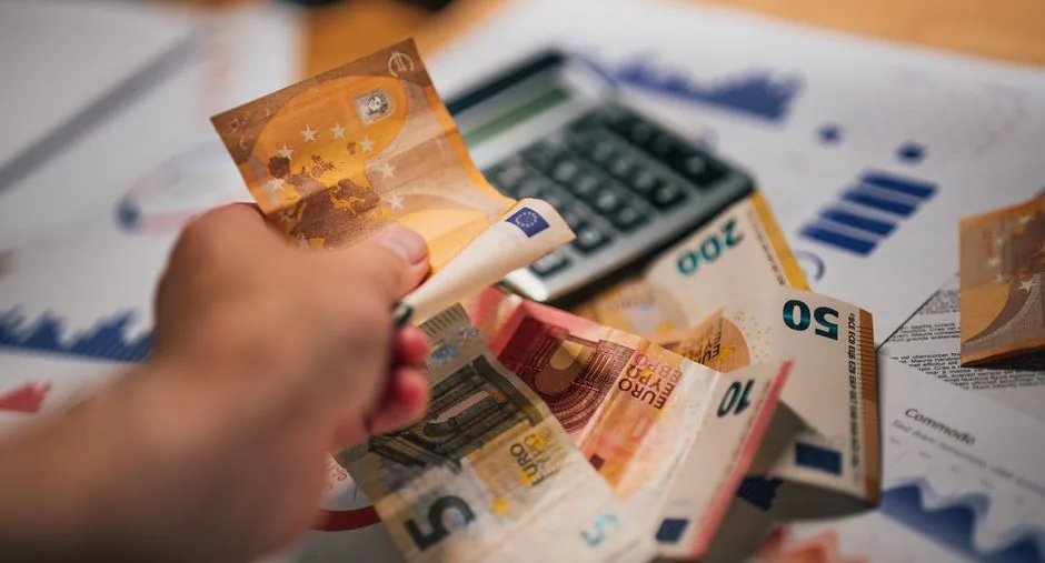 Director de operaciones analiza la calculadora de tarifas de Amazon Seller Central para optimizar márgenes de su negocio.