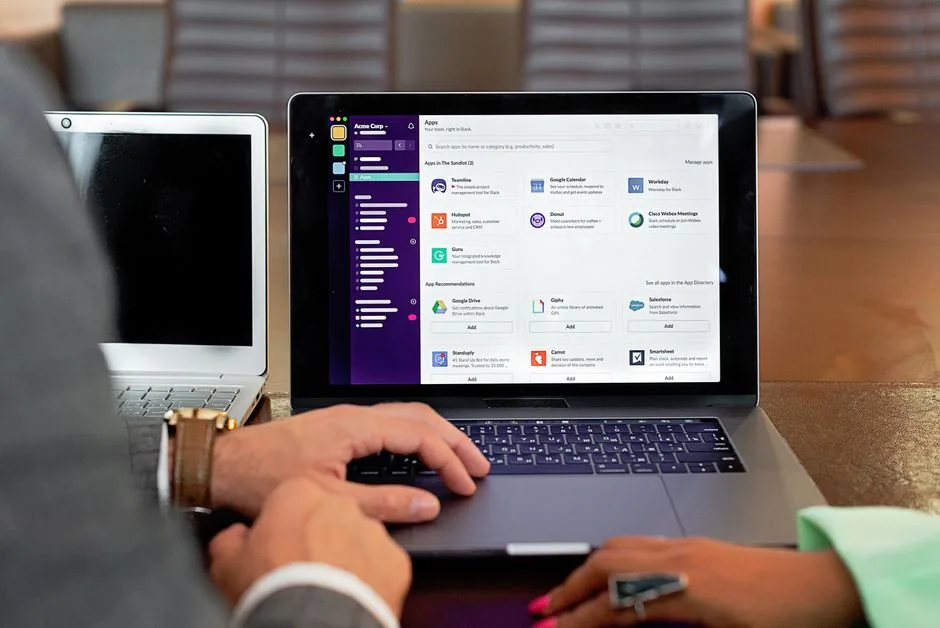 Manager aziendale analizza la dashboard di Amazon Vendor Central su un computer per ottimizzare i margini di profitto dei brand.