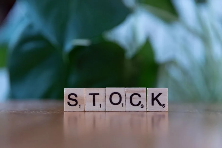 Dispositivo móvil mostrando la aplicación de Etsy optimizada con inteligencia artificial para mejorar las búsquedas de los compradores online.
