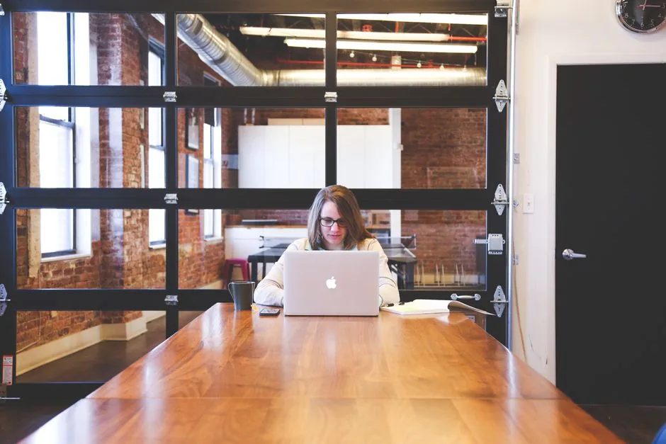 A modern e-commerce entrepreneur analyzing automated pricing data on a dashboard to scale their DTC brand efficiently.