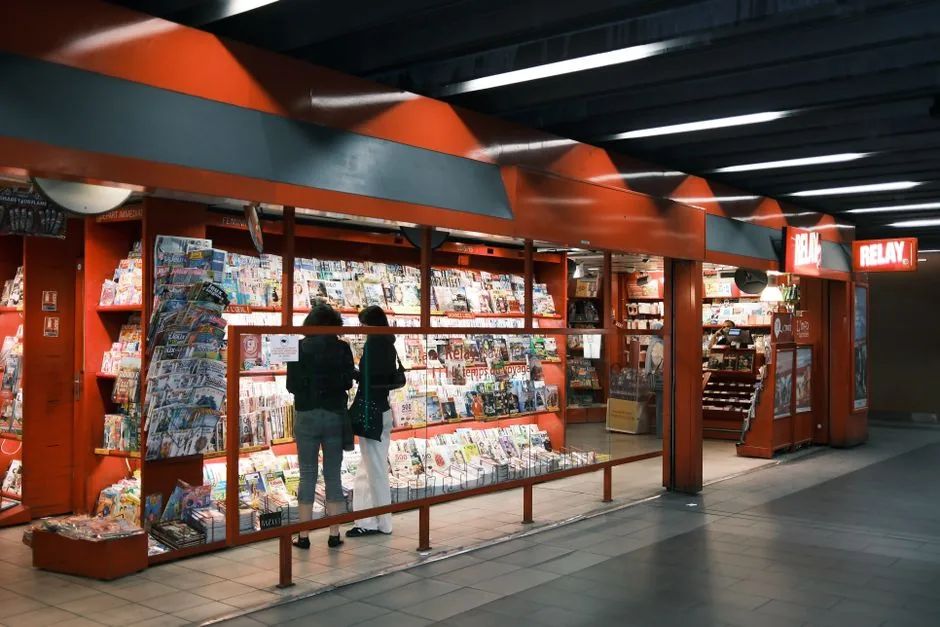 A digital marketer analyzing multi-channel retail media performance on a dashboard to optimize ad spend and increase incremental ROAS.
