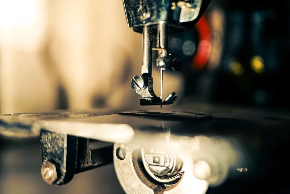 Immagine che mostra l'IA di Stitch Fix che analizza i dati dei clienti per aumentare il valore medio di acquisto, evidenziando la strategia di crescita per i brand di retail.