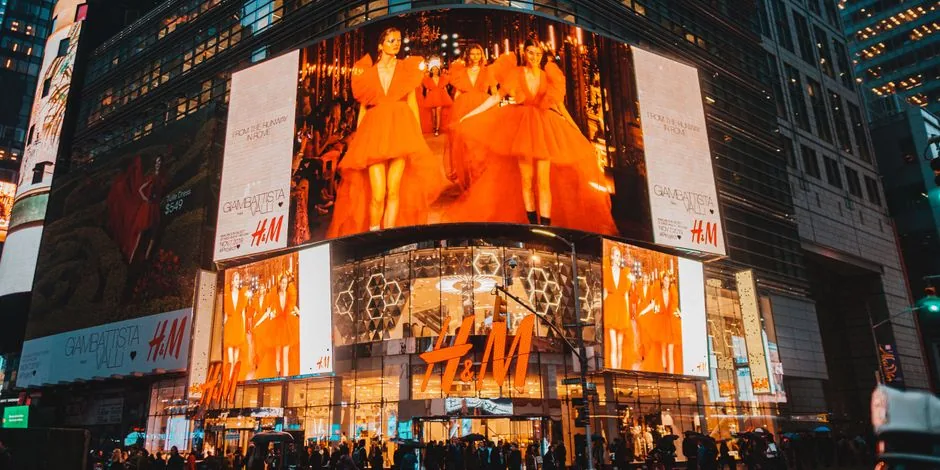 A digital marketer analyzing retail media advertising performance metrics on a dashboard to optimize e-commerce sales.