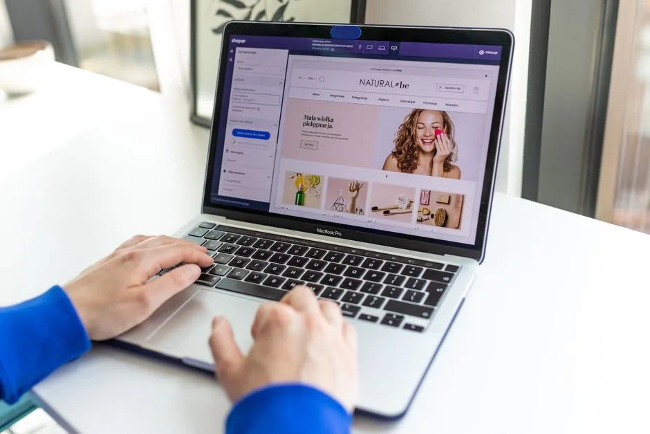 A professional comparison chart showing WooCommerce versus Shopify features for scaling ecommerce brands looking to optimize multi-channel sales.
