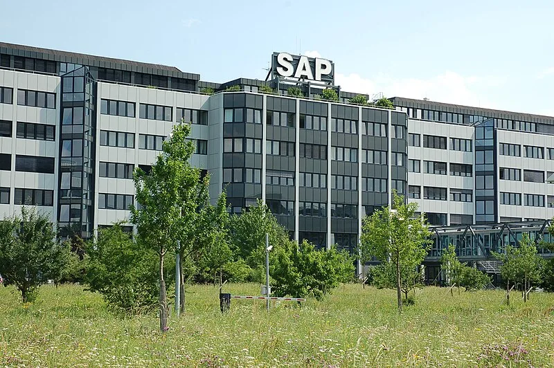 Sede de SAP AG en Walldorf Alemania — transformación ERP con agentes IA Autonomous Enterprise para directores de operaciones