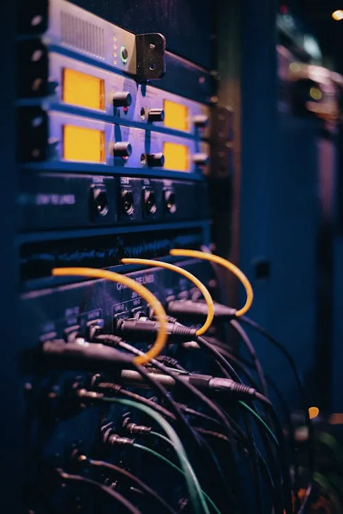 cavi ethernet in rack server — architettura MCP per integrazione IA aziendale in brand e produttori italiani
