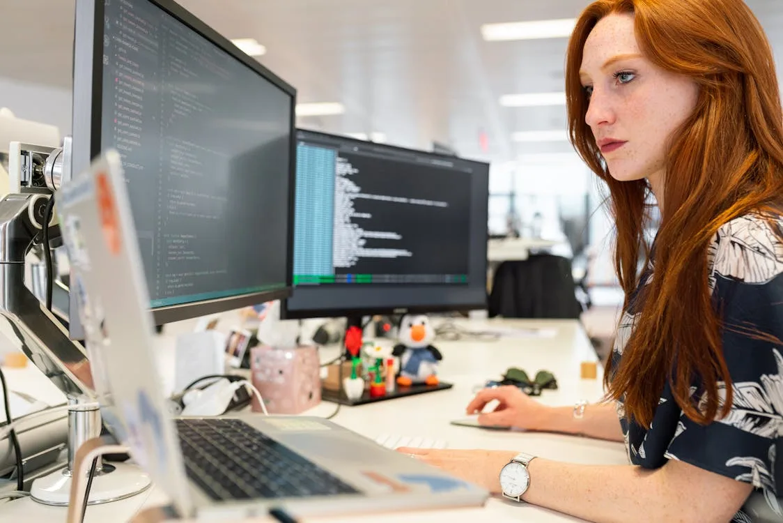 AI solutions engineer analizza architettura di integrazione — strategia IA enterprise per i responsabili del brand italiano