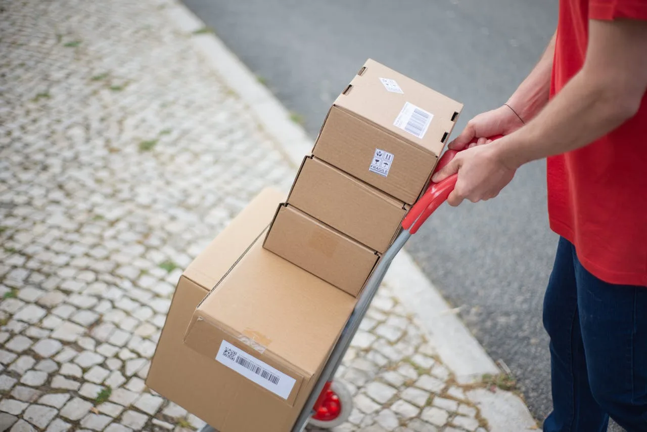 Cajas de entrega de Amazon apiladas — estrategia de marca propia y plataforma para vendedores en Europa