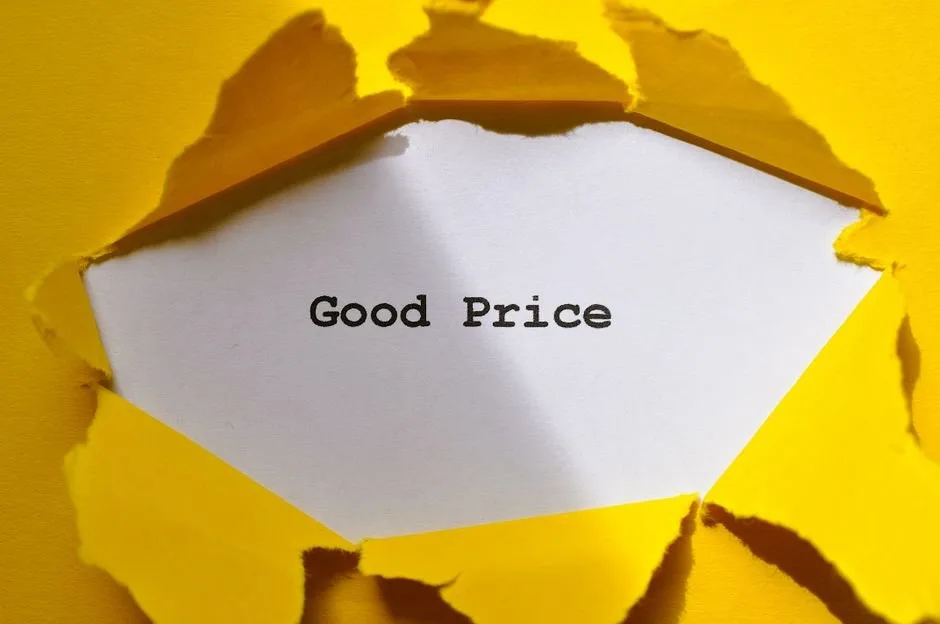 Un brand manager analizza un grafico degli amazon advertising costs su un laptop per ottimizzare il budget PPC.