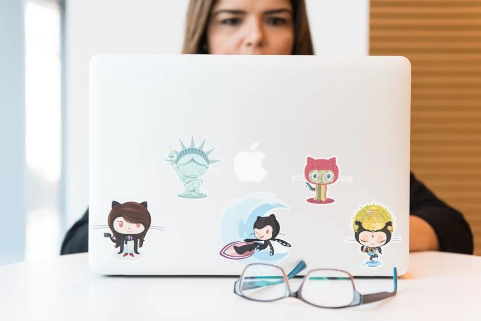 Sviluppatore analizza il codice del repository MCP GitHub su uno schermo per ottimizzare l'integrazione IA aziendale.