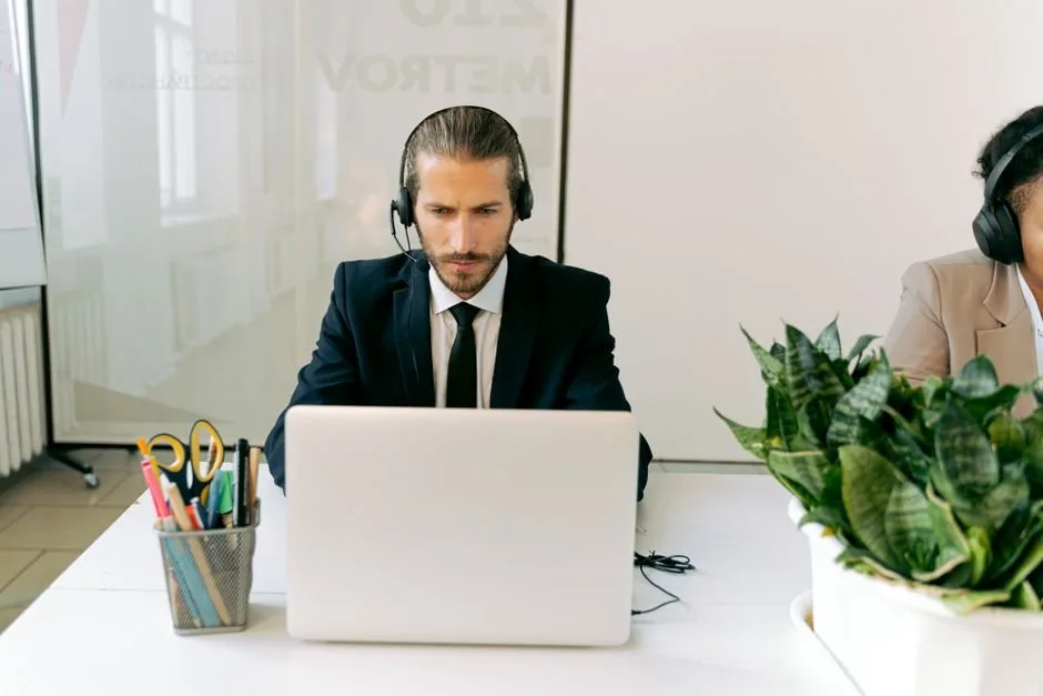 Claude Sonnet 5 interface displaying cost-effective autonomous agent workflows to optimize operational budgets for e-commerce brand managers.